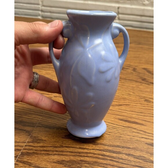 Shawnee Pottery Vase With Embossed Flowers, Blue USA 5 1/2” Tall Vintage - Picture 4 of 6